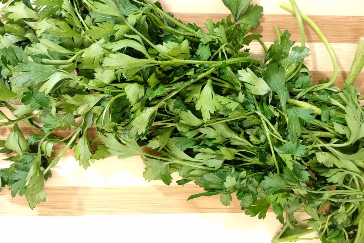 How to Dry Parsley in the Microwave in 2 Minutes! Dinners Done Quick
