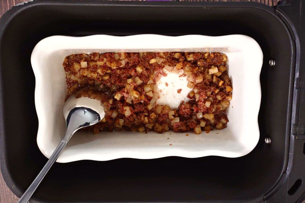 Hormel Canned Corned Beef Hash in the Air Fryer w/ Eggs! Dinners Done