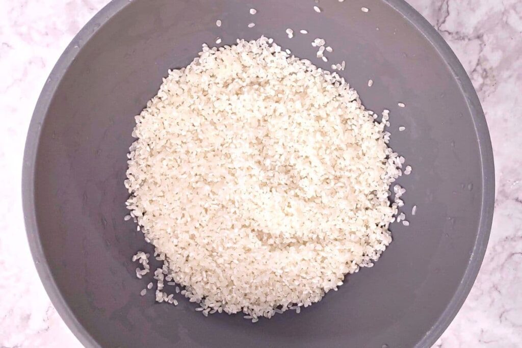 place drained sticky rice in microwave safe bowl