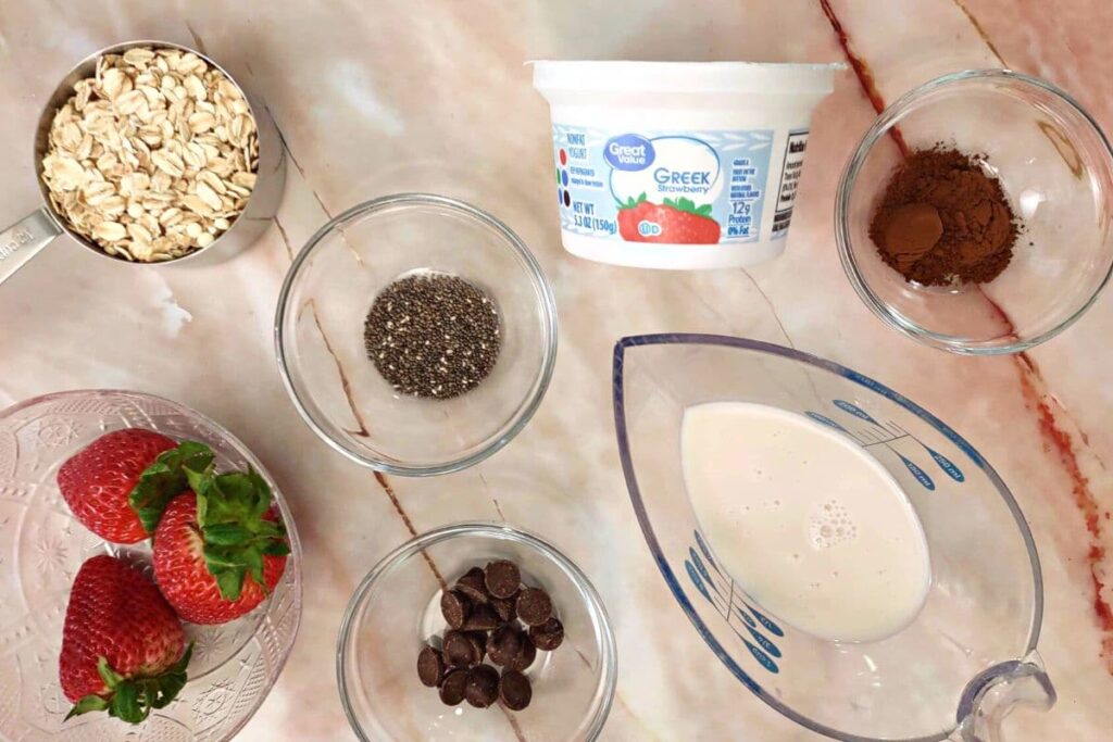 ingredients to make chocolate strawberry overnight oats
