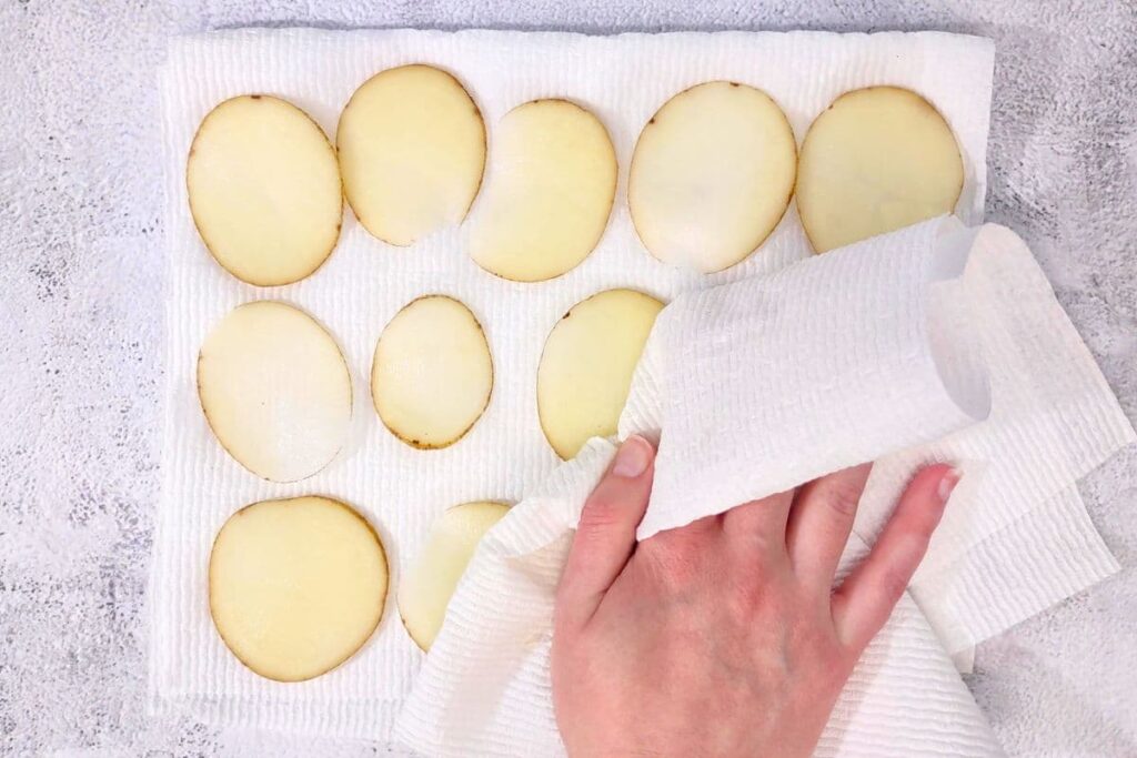 dry potato slices with a paper towel