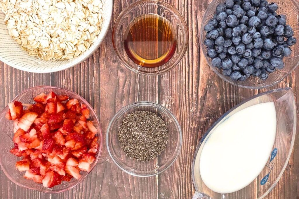 ingredients to make strawberry blueberry overnight oats