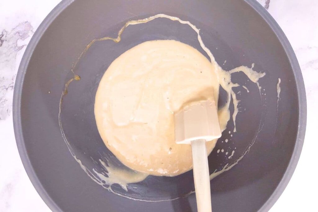 combine sugar, egg, vanilla, oil, and sour cream in a mixing bowl