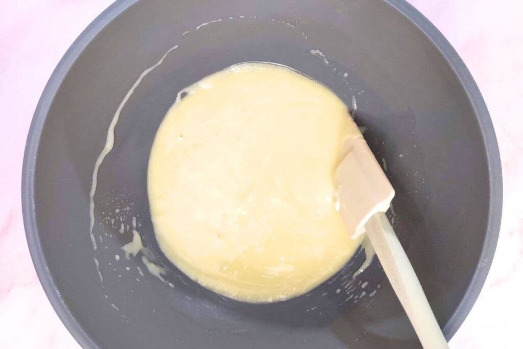 mix egg, sugar, sour cream, oil, and vanilla in a bowl