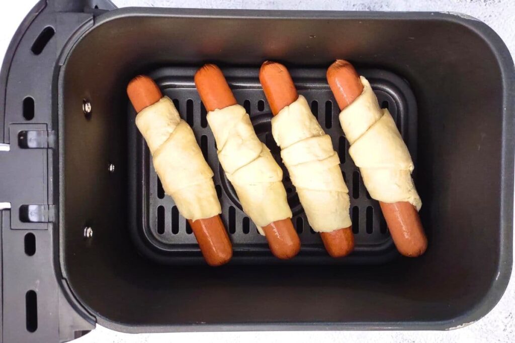 place crescent rolled hot dogs in air fryer