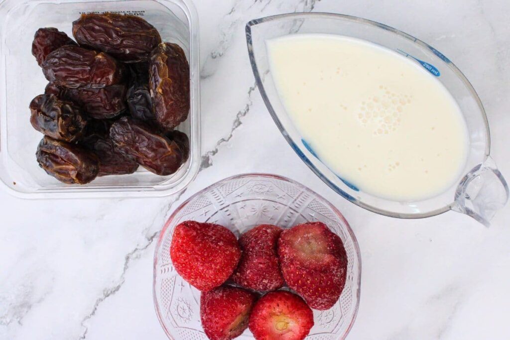 ingredients to make strawberry date smoothie