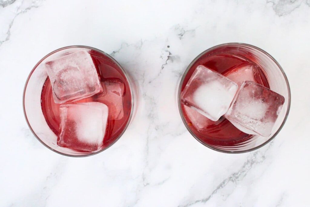 fill the blackberry whiskey fizz glass with ice