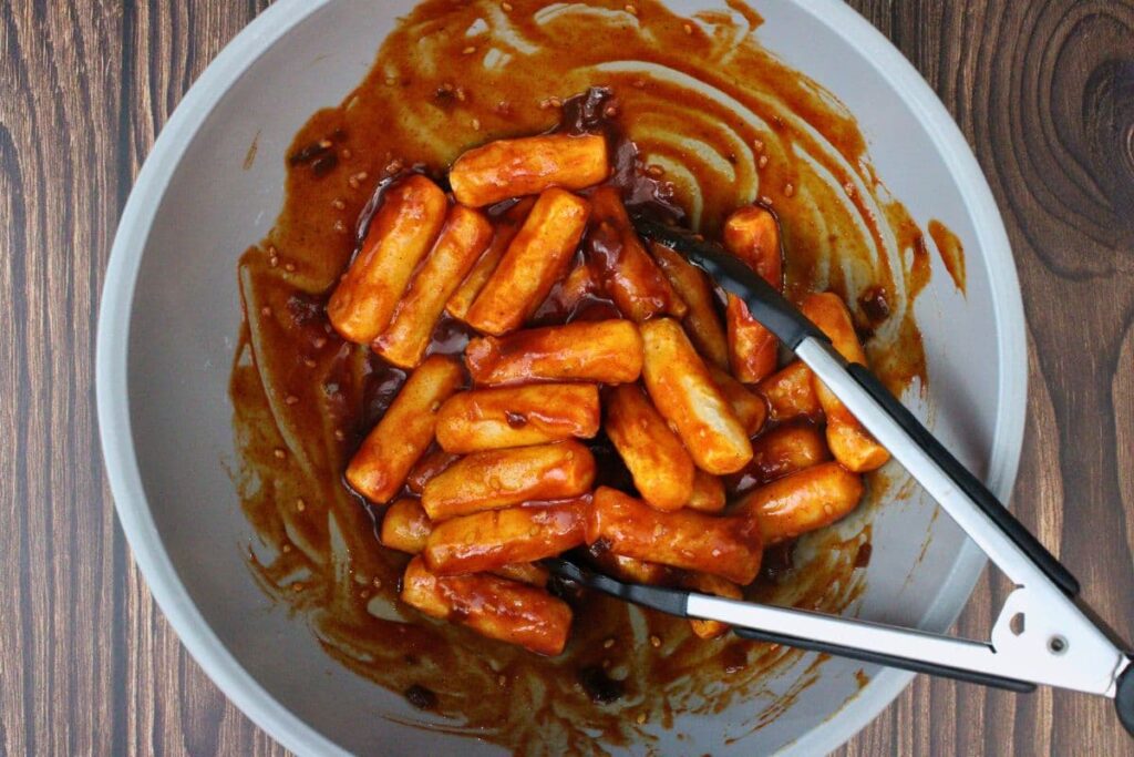 remove rice cakes from air fryer and toss in the defrosted sauce