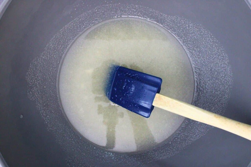 mix gelatin, sprite, lemon juice, and vodka in a large bowl