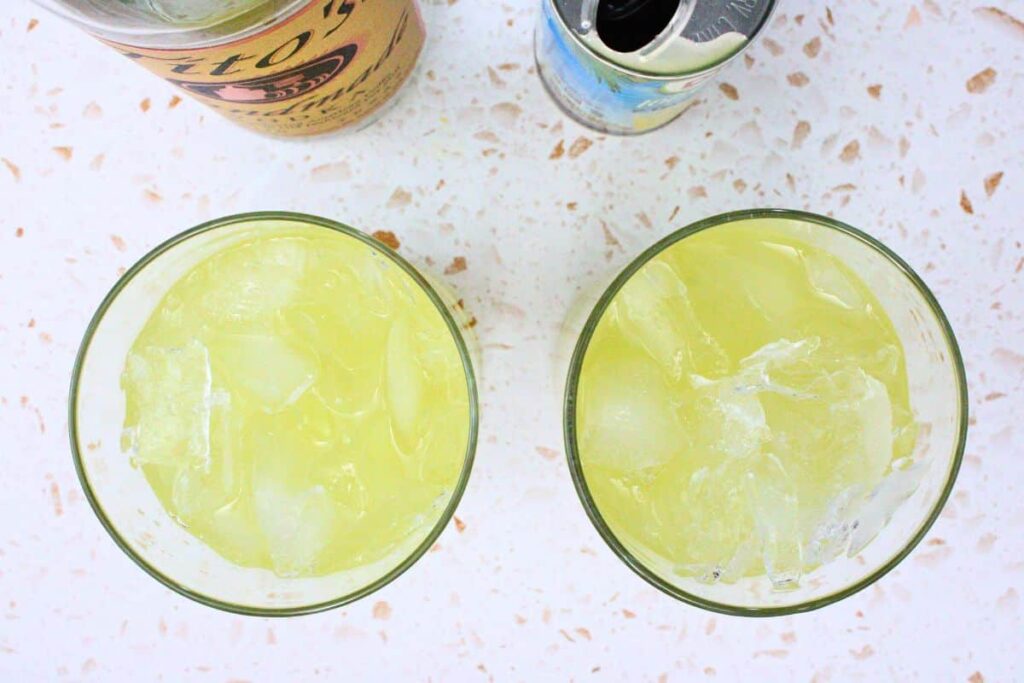 add vodka and pineapple juice to tall glass with ice