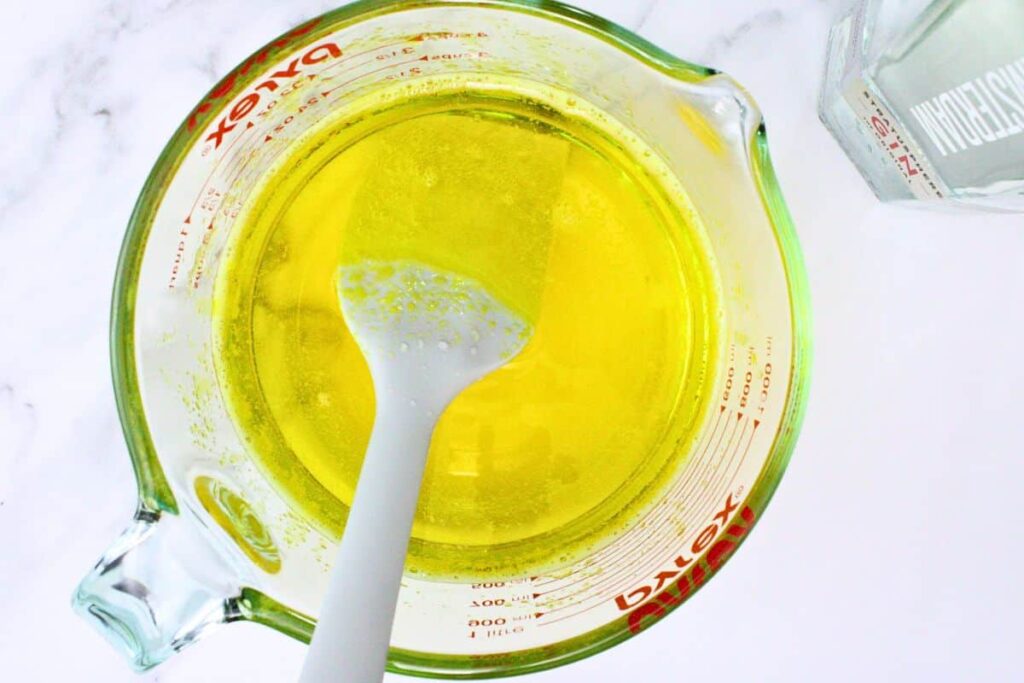 pour in gin and remaining champagne into lemon jello mixture