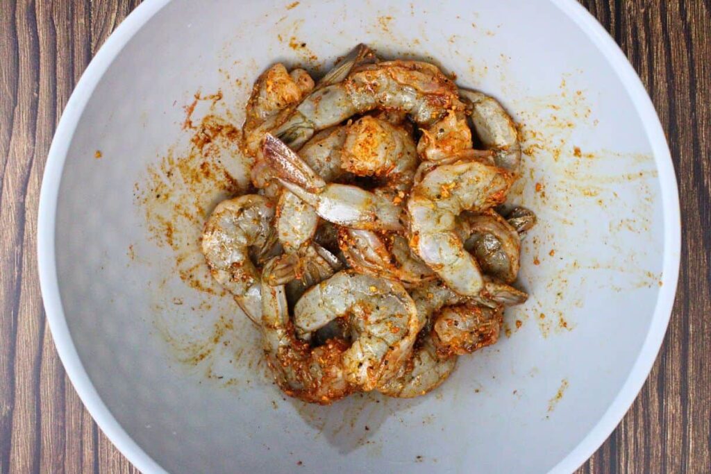 toss shrimp with olive oil and seasoning