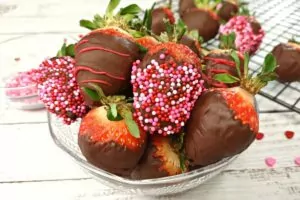Microwave Chocolate Covered Strawberries (Easy Recipe)