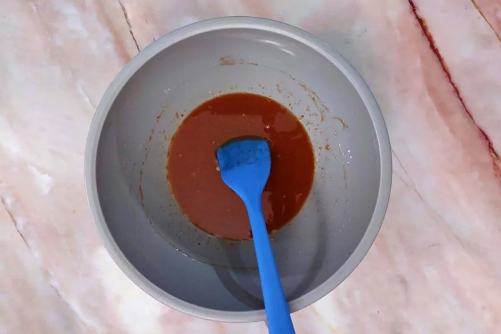 mix honey sriracha sauce in a bowl