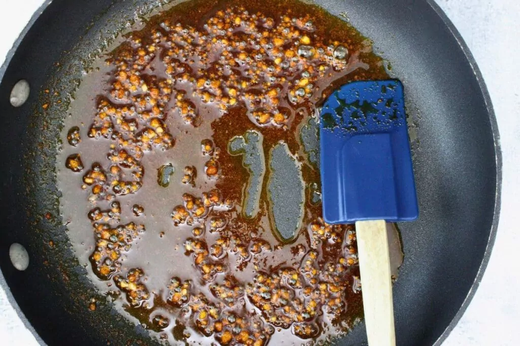 add garlic and paprika to oil in a pan and stir until fragrant
