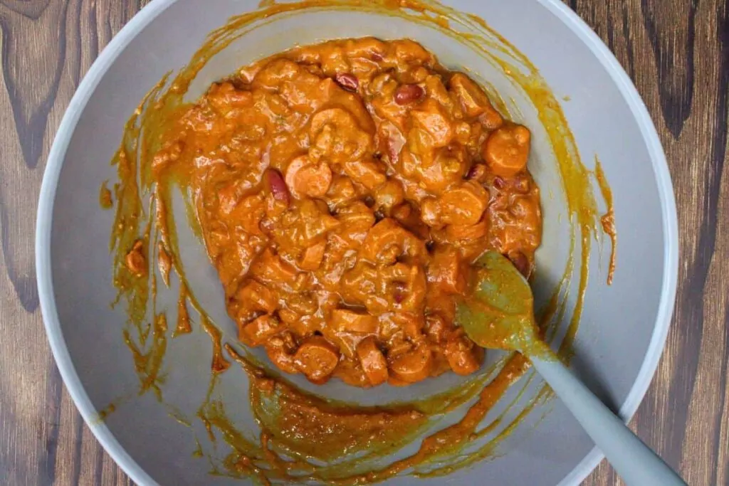 combine hot dogs, chili, worcestershire sauce, hot sauce, ketchup, and mustard in a large bowl